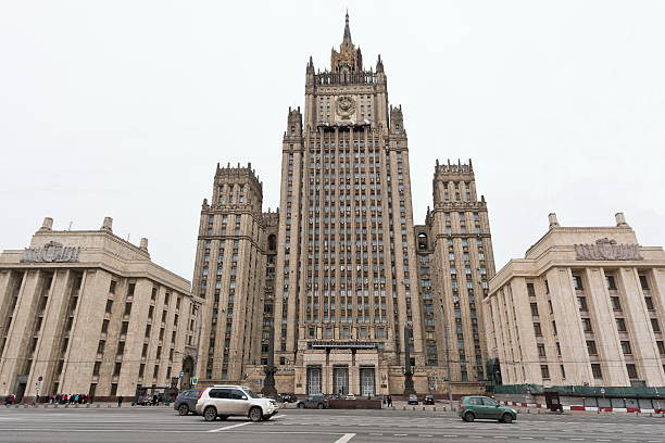 verkehr mit gebäude des außenministerium, moskau, russland. - moscow russia stock-fotos und bilder