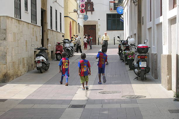 african enfants jouent au football dans la rue, tossa de mar, espagne. - barcelona fc photos photos et images de collection