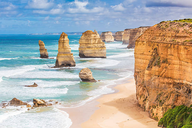 catena montuosa dei dodici apostoli rocce su great ocean road, australia - roccia dei dodici apostoli foto e immagini stock