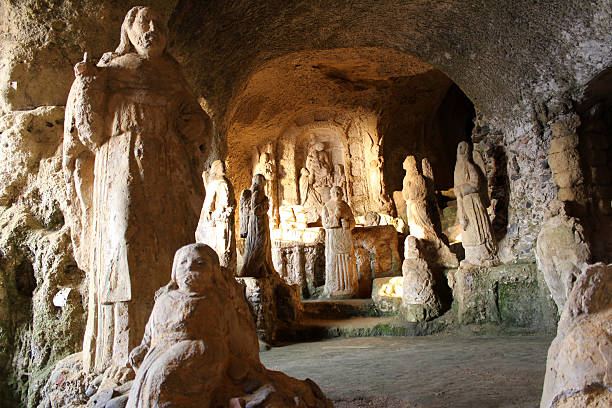 скала деревенский церковь, pizzo calabro, южной италии - rock hewn church стоковые фото и изображения