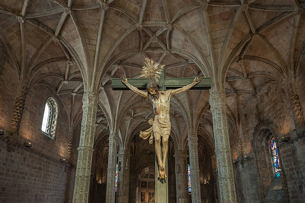 christ crucified escultura en jeronimos monasterio de lisboa, portu - monastery of jeronimos fotografías e imágenes de stock