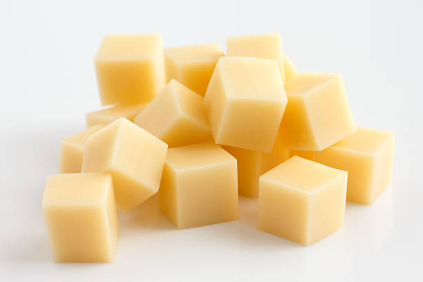 cubes de fromage jaune bottier au hasard sur blanc. - gouda photos et images de collection