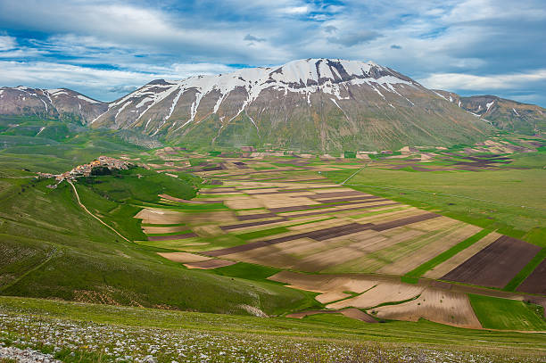 piano grande живописных полей и sibillini горы в умбрия - apennines beauty in nature grass plateau стоковые фото и изображения