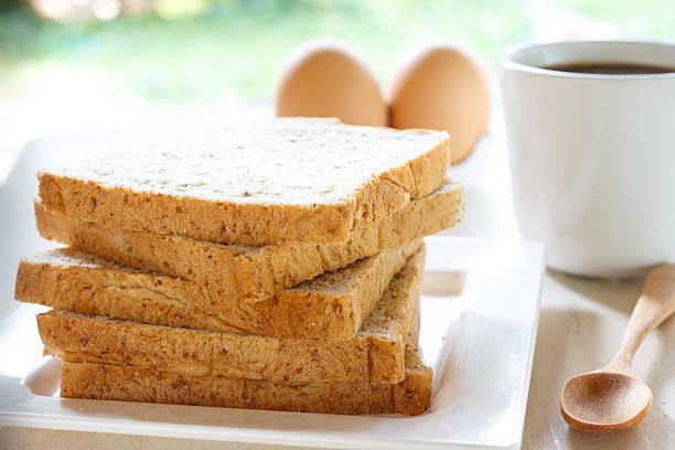 rodaja de pan de trigo entero - gold carbohydrate food food and drink fotografías e imágenes de stock