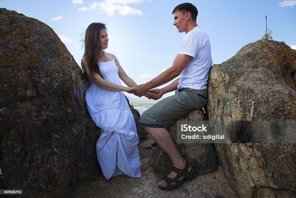 Paar sitzt auf dem Felsen - Lizenzfrei Berg Stock-Foto