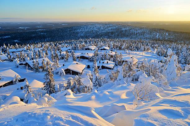 las cabañas en la cima de la montaña - cabin snow finland lapland fotografías e imágenes de stock