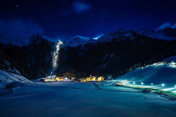 hintertux hiver de la station de ski de nuit, tyrol, autriche - ski resort winter snow night photos et images de collection