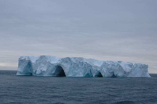 enorme iceberg flutuante - rough antarctica wintry landscape south pole - fotografias e filmes do acervo