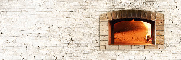 traditionellen holzofen für pizza (horizontale hintergrund) - brick oven stock-fotos und bilder