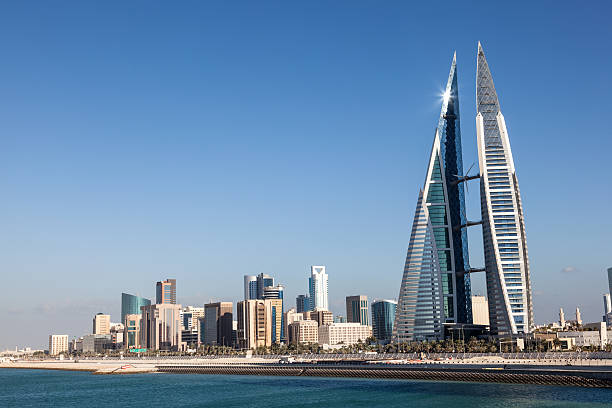 skyline von manama, bahrain - bahrain stock-fotos und bilder