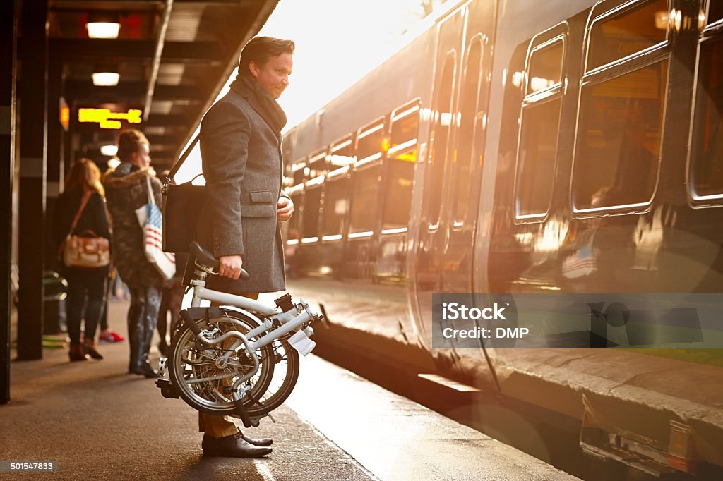 Geschäftsmann mit Falten cycle boarding Zug - Lizenzfrei Fahrrad Stock-Foto