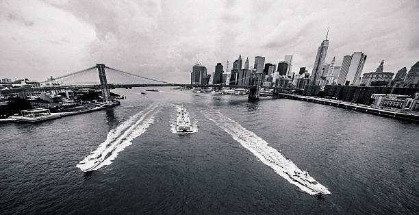 пассажирский корабль в ист-ривер - ship river east river sky стоковые фото и изображения