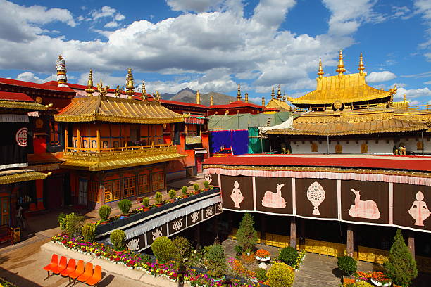 templo de jokhang - tibetan temple imagens e fotografias de stock