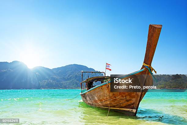 Long Boat And Tropical Beach Tailandia Foto de stock y más banco de imágenes de Aire libre - Aire libre, Asia, Azul turquesa