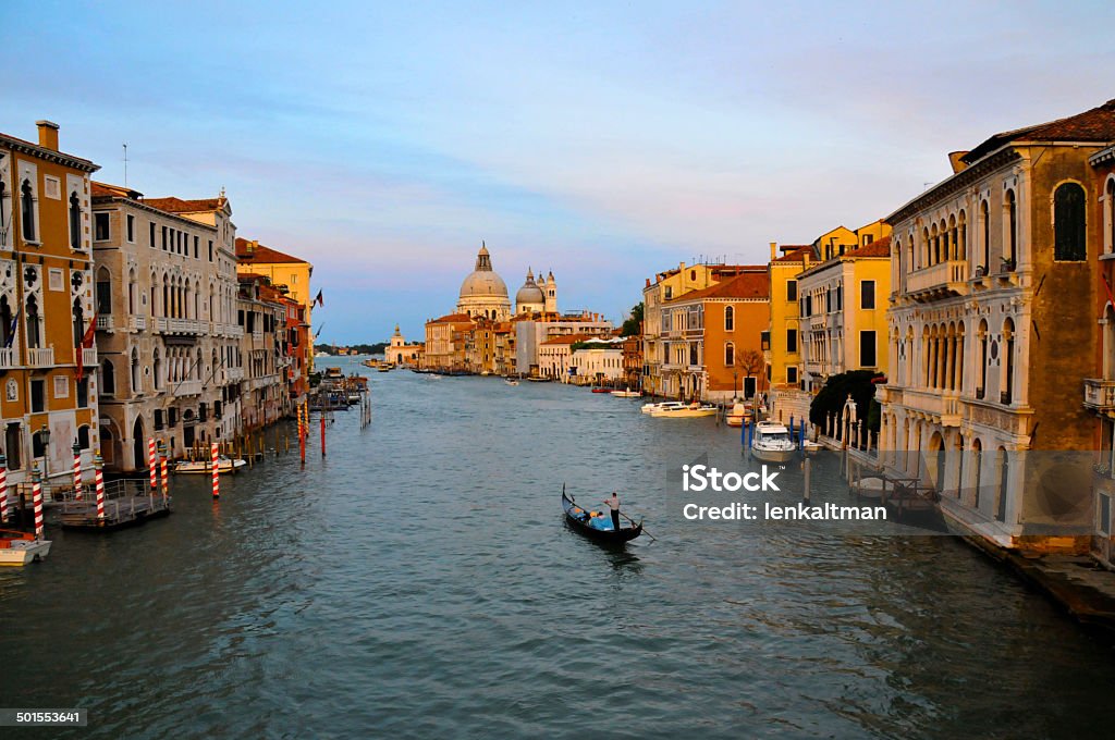 Venezia Canal Grande al tramonto con regime Gondola - Foto stock royalty-free di Ambientazione esterna