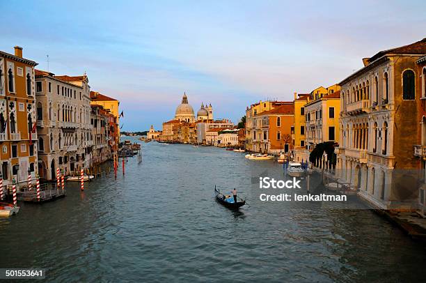 Venezia Canal Grande Al Tramonto Con Regime Gondola - Fotografie stock e altre immagini di Ambientazione esterna
