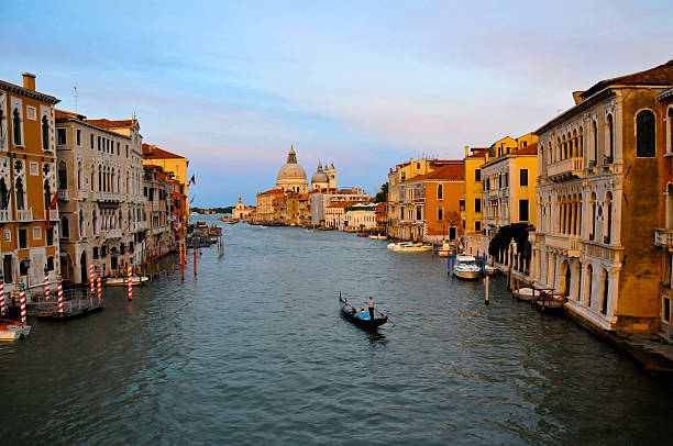 Veneza e o Grande Canal ao entardecer com regime de gôndola - foto de acervo