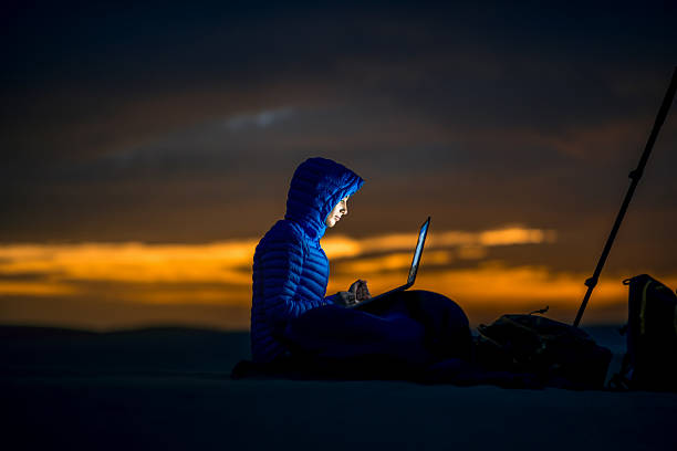 fotograf pracující venku v časných ranních hodinách - úsvit soumrak fotky - stock snímky, obrázky a fotky