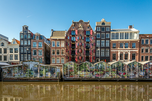 Vista panorámica de canal en Amsterdam, mercado de flores photo