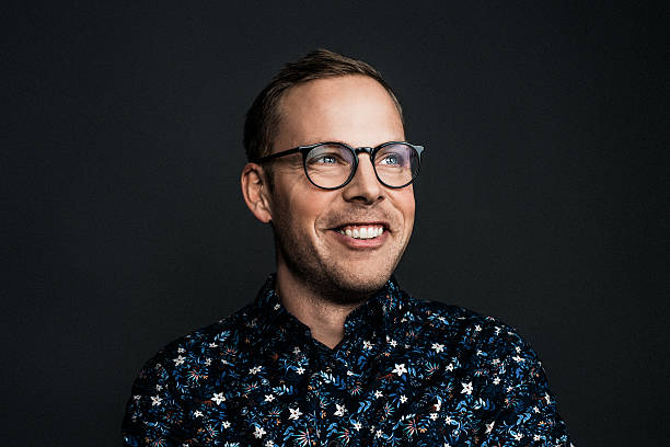 feliz hombre en gafas - handsome man flash fotografías e imágenes de stock