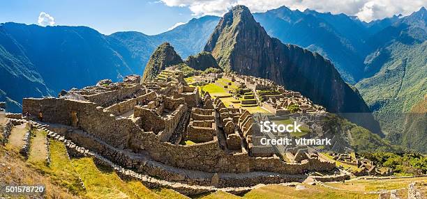 Misterioso Panorama De La Ciudadmachu Picchu Perú América Del Sur Foto de stock y más banco de imágenes de Machu Picchu