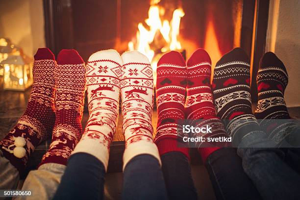 Foto de Amigos No Aconchegante De Férias De Inverno Nos Eua e mais fotos de stock de Natal