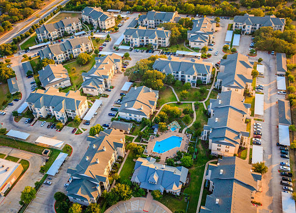 住宅開発公社のアパート近隣のタウンハウス、オースティンテキサスの空からの眺め - aerial view suburb housing development texas ストックフォトと画像