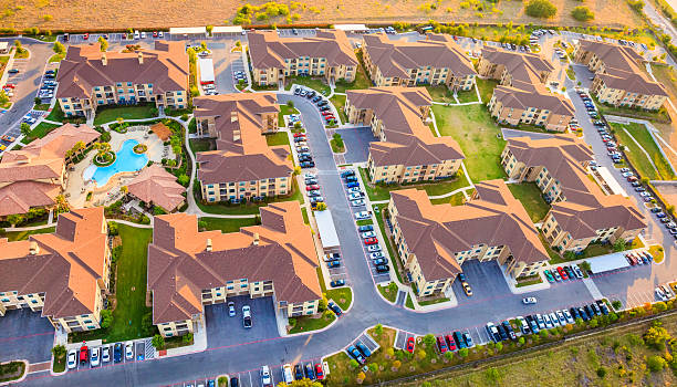 住宅開発公社のアパート近隣のタウンハウス、オースティンテキサスの空からの眺め - aerial view suburb housing development texas ストックフォトと画像