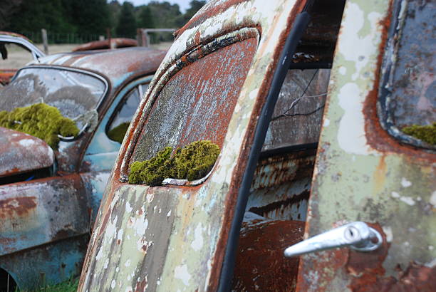 primo piano sul retro di un arrugginito vecchia auto - vehicle door rusty old fashioned old foto e immagini stock