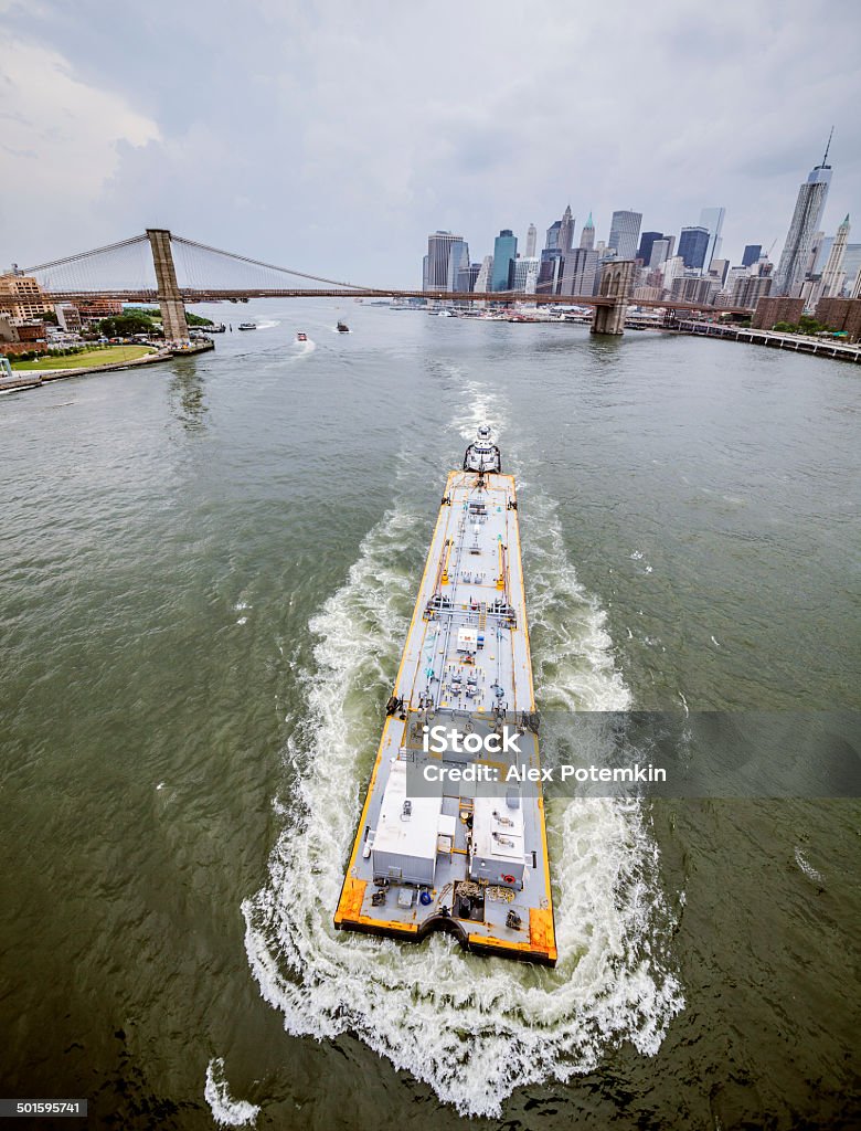 Embarcação Industrial no East River - Foto de stock de Arranha-céu royalty-free