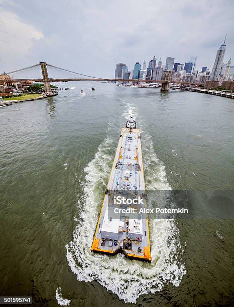 Foto de Embarcação Industrial No East River e mais fotos de stock de Arranha-céu - Arranha-céu, Atlântico Central EUA, Barcaça