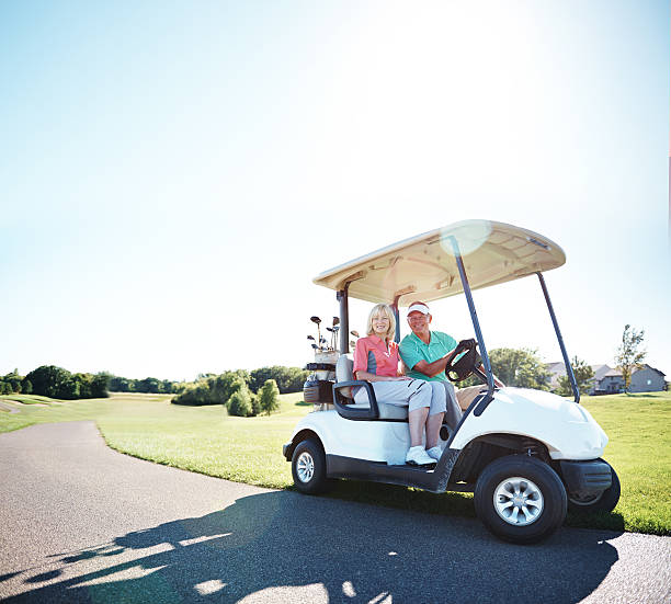 auf zum nächsten loch - retirement golfer happiness relaxation stock-fotos und bilder