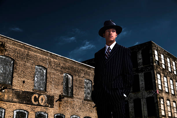 gangster en prowl - men fedora hat 1940s style fotografías e imágenes de stock