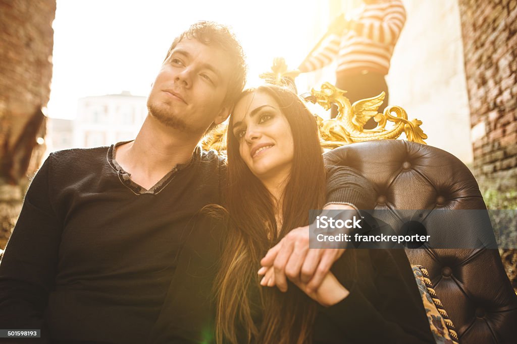 Romantyczna para więź na gondola w Wenecji - Zbiór zdjęć royalty-free (30-39 lat)