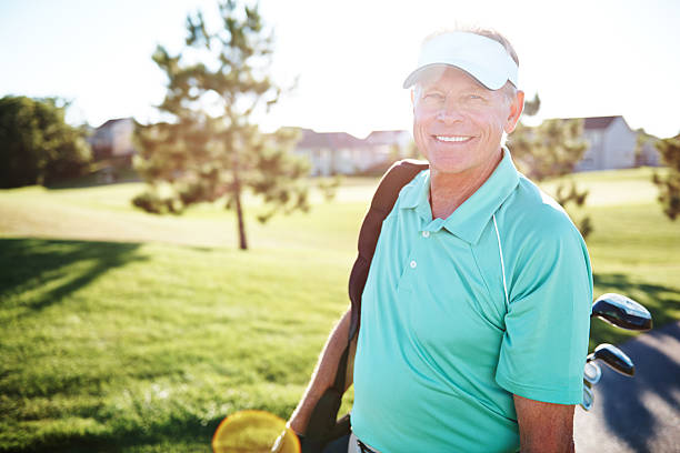 reunirse con algunos amigos para jugar golf - retirement golfer happiness relaxation fotografías e imágenes de stock