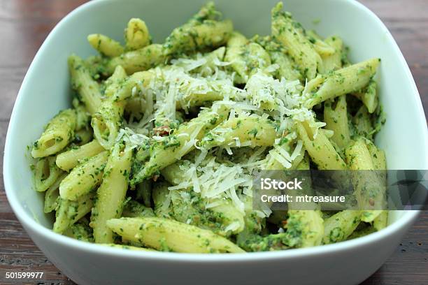 Imagem De Pesto Massa Em Branco De Queijo Parmesão Graduados - Fotografias de stock e mais imagens de Penne