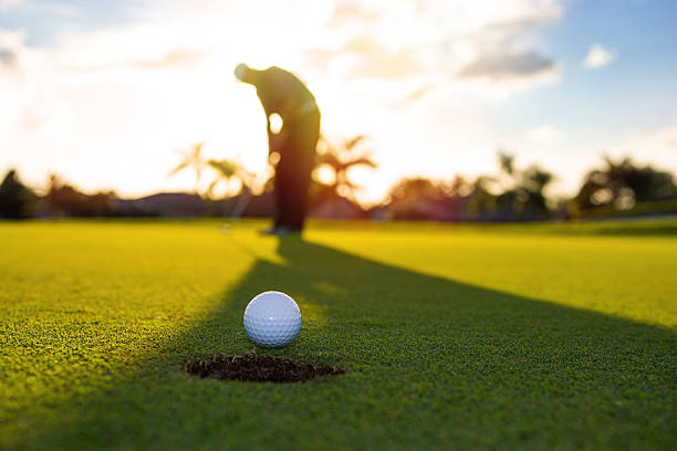 manhã cedo golfe tacada - golf golf course sunrise morning imagens e fotografias de stock