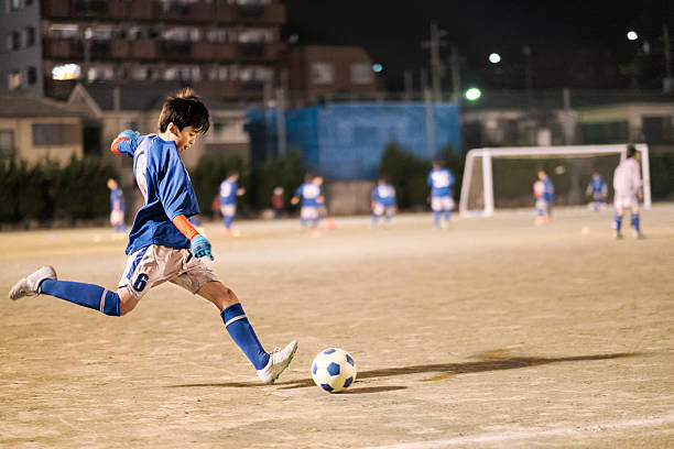 giovani calciatore a tokyo giappone - goal kick foto e immagini stock