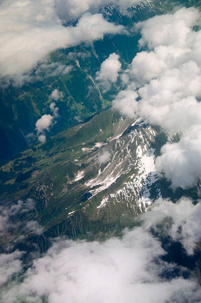 widok z lotu ptaka na alpy - european alps mountain air directly above zdjęcia i obrazy z banku zdjęć