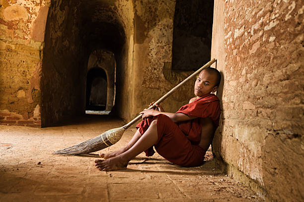 buddyjski mnich nowicjusz wewnątrz temple - thailand broom indoors selective focus zdjęcia i obrazy z banku zdjęć