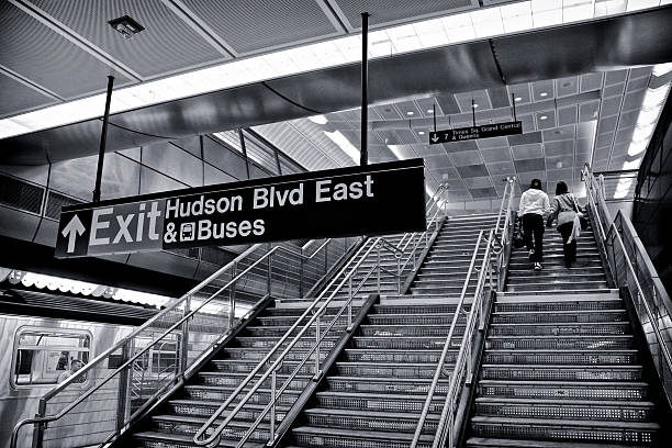 miejskie życie, new york city, ludzi na stacji metra schody - subway station new york city staircase manhattan zdjęcia i obrazy z banku zdjęć