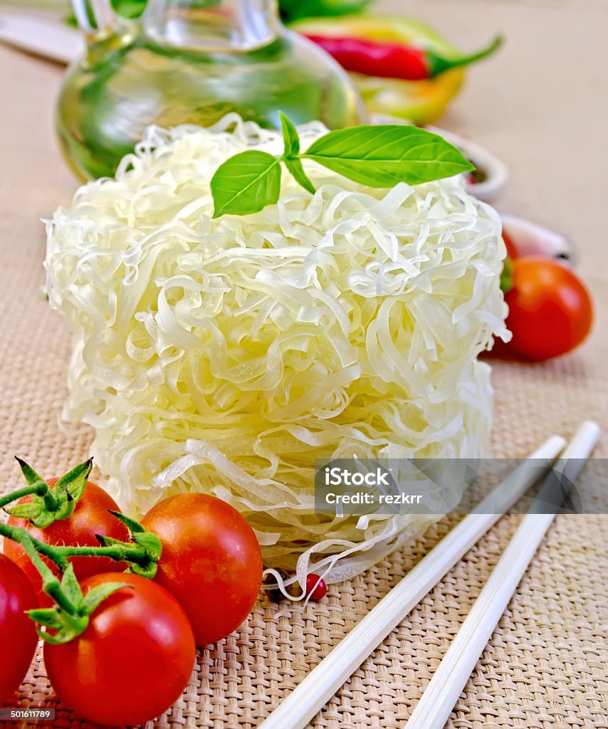 Trenzado de fideos de arroz con verduras y aceite en sacking - Foto de stock de Aceite para cocinar libre de derechos