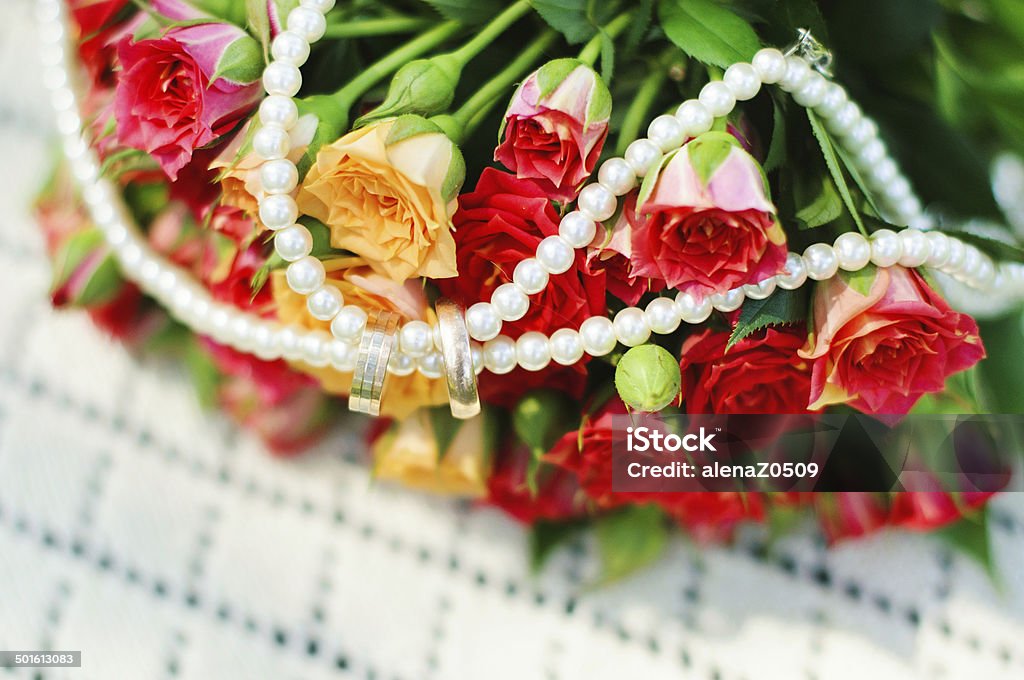 ウェディングリング横に赤いバラのブーケ - お祝いのロイヤリティフリーストックフォト