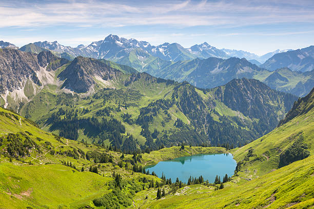 die alpinen see seealpsee nahe oberstdorf, bayern, deutschland - allgau stock-fotos und bilder