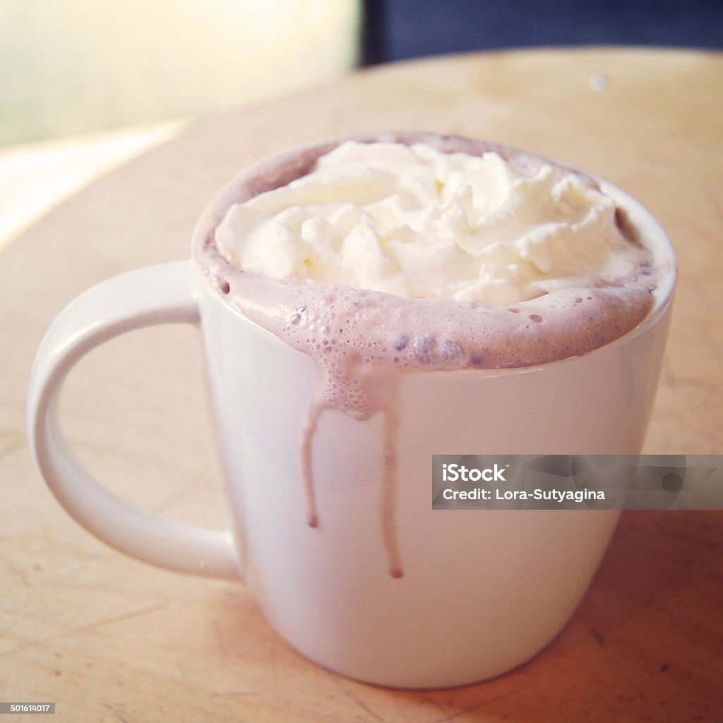 Café moca con crema vintage efecto.  Desayuno foto retro filtro. - Foto de stock de Adicción libre de derechos