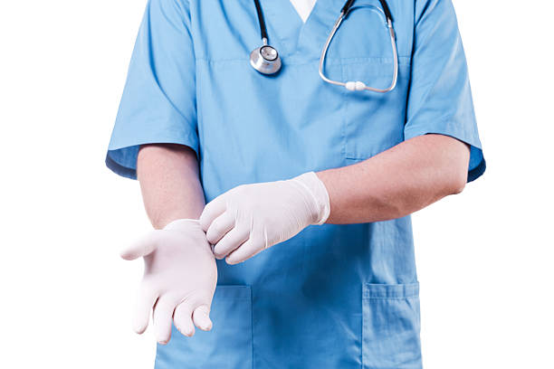 preparando-se para a cirurgia. - stethoscope human hand doctor handcarves - fotografias e filmes do acervo