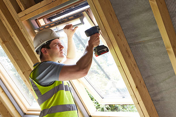 construction worker using drill to install window - timmerman dakkapel stockfoto's en -beelden