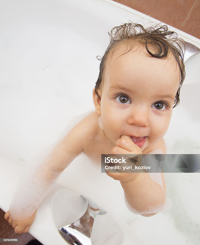 Bebê Menina brincando com shampoo de espuma - Foto de stock de Amor royalty-free