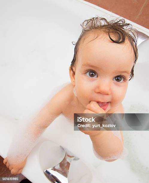 Foto de Bebê Menina Brincando Com Shampoo De Espuma e mais fotos de stock de Amor - Amor, Banheira, Banheiro - Estrutura construída