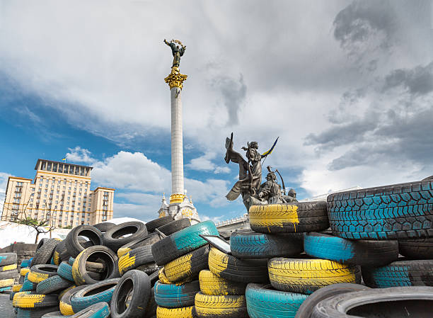 キエフ,ウクライナ、カラフルなタイヤ黄色および青色 - outcry ストックフォトと画像